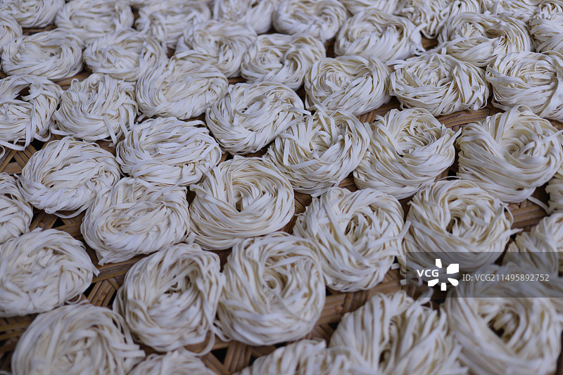 店铺售卖的传统生面条图片素材