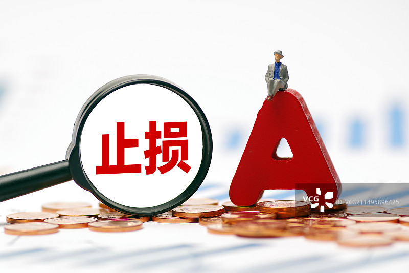 止损商务人士在分析股市行情图片素材