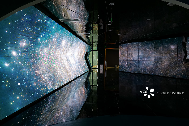 中国山东济南章丘华侨城欢乐荟“中国国家地理探索中心”展馆穿越太空-太空隧道图片素材