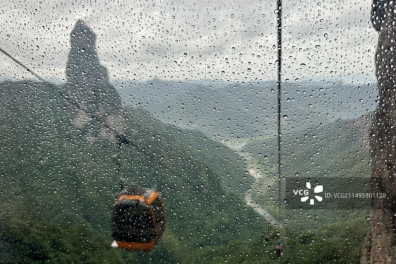 雨中山峰间的缆车，台州神仙居图片素材