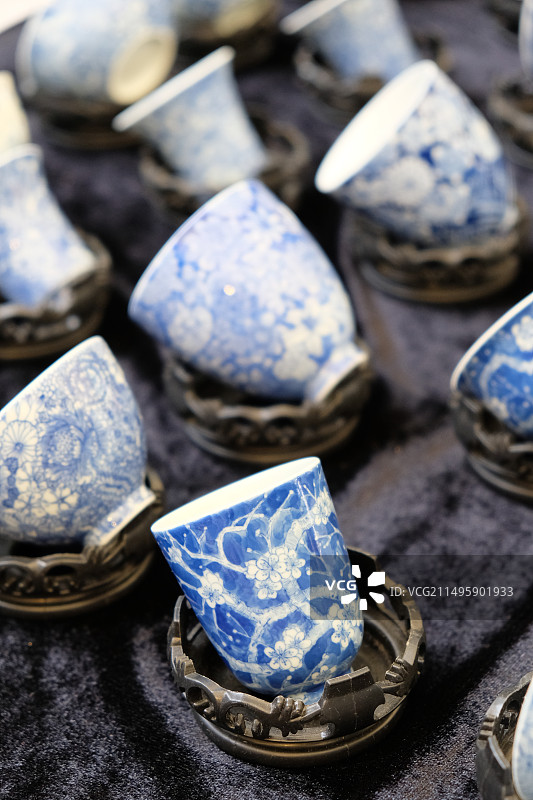 景德镇青花瓷茶杯特写图片素材