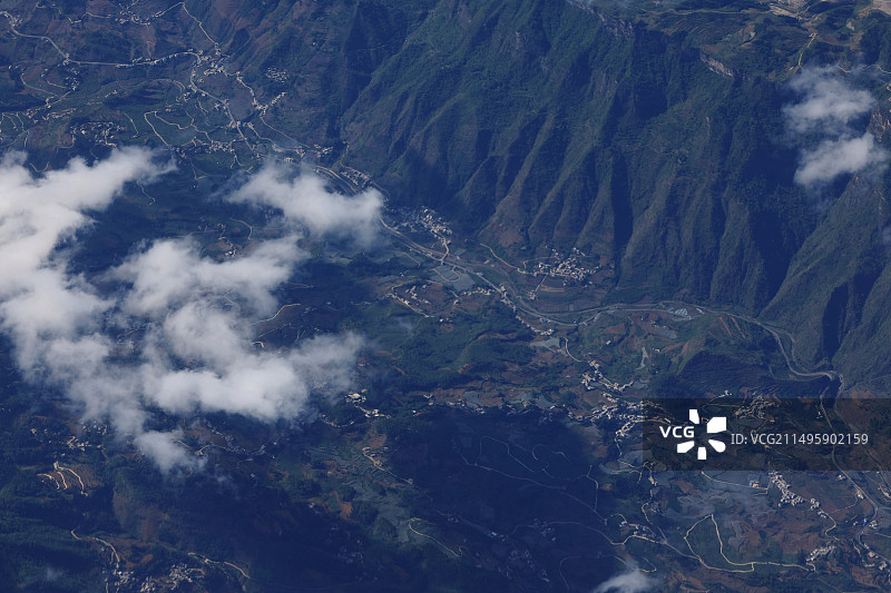 飞机上俯拍云朵和山川、大地图片素材