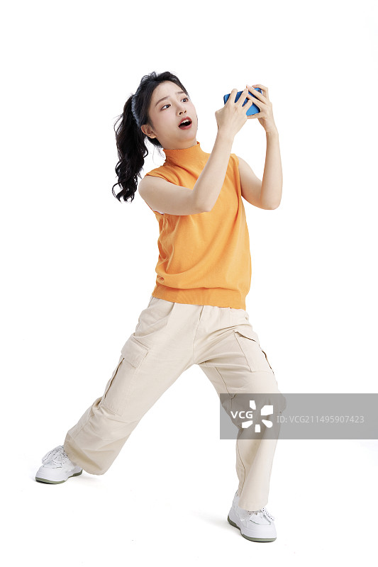 双手拿手机的玩游戏的年轻女大学生图片素材