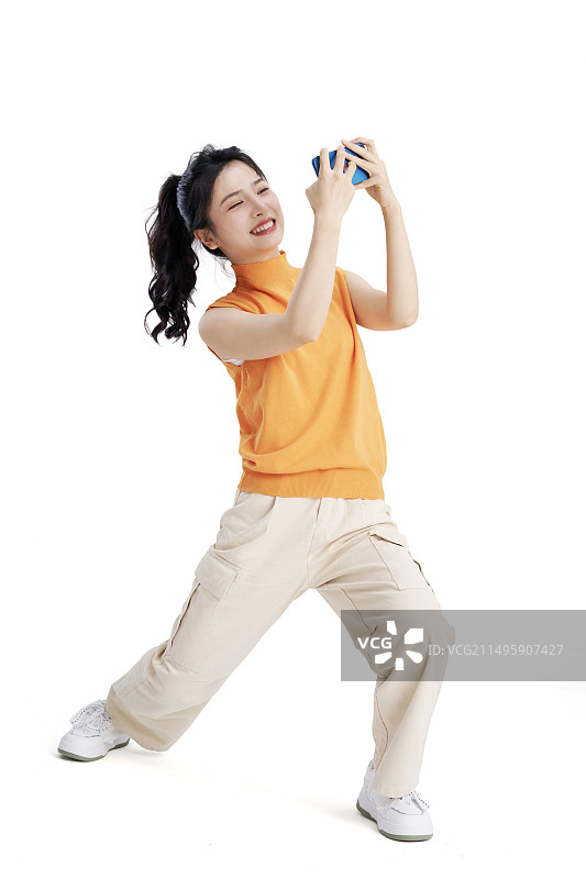 双手拿手机的玩游戏的年轻女大学生图片素材