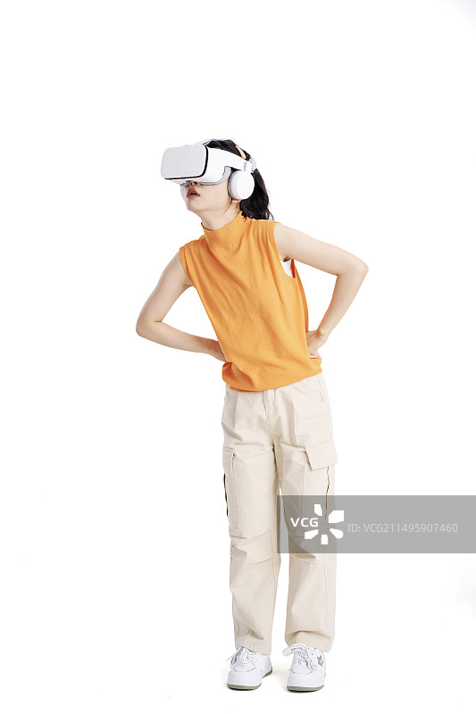 头戴VR模拟练习的年轻女大学生图片素材