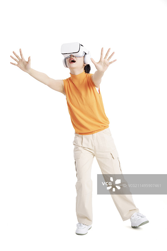 头戴VR模拟练习的年轻女大学生图片素材