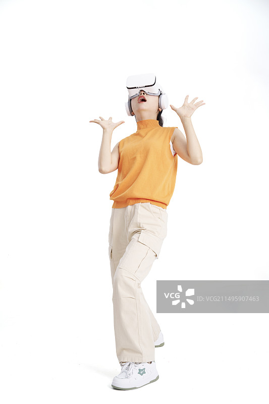 头戴VR模拟练习的年轻女大学生图片素材