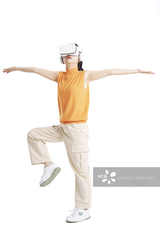 头戴VR模拟练习的年轻女大学生图片素材