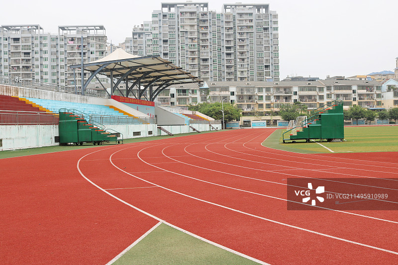 高中校园的跑道图片素材