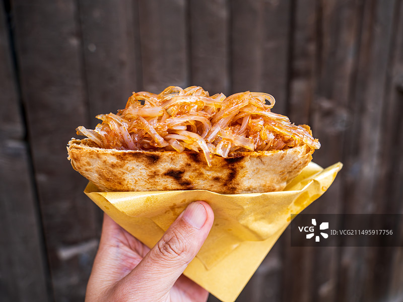 四川南充特色小吃锅盔夹凉粉图片素材