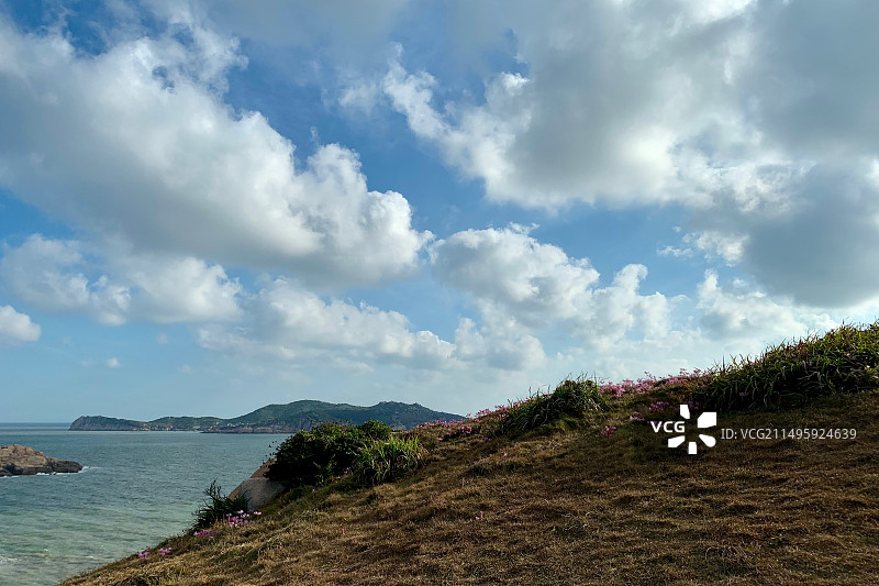 温州南麂岛头屿的山坡，大海与多云的天空图片素材