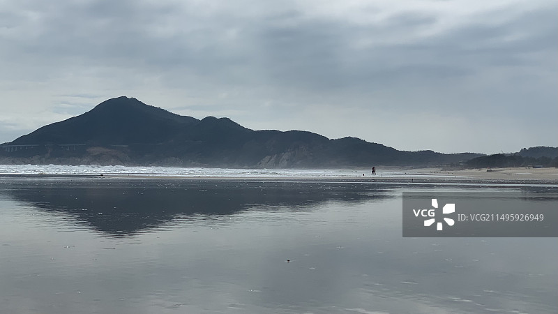 阴云密布的沙滩，海滩和远处的山峰，福建东山岛金銮湾沙滩，苏峰山图片素材