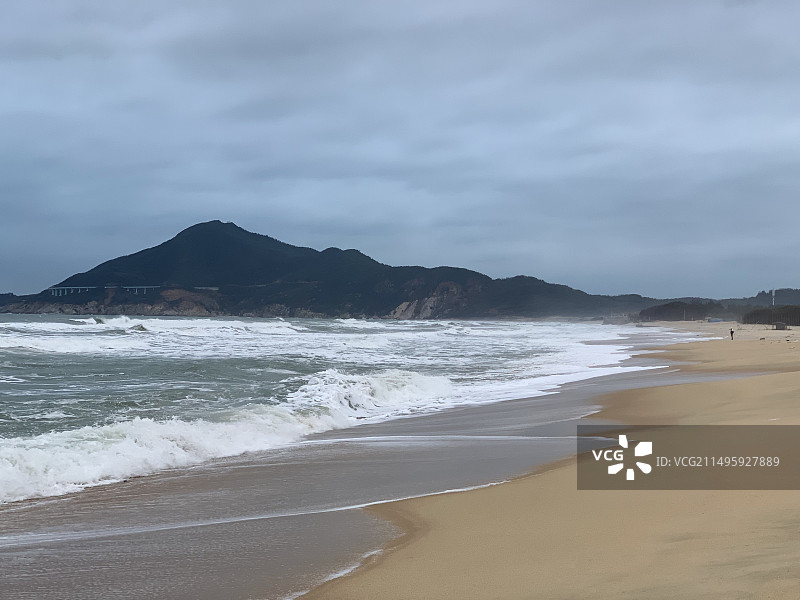 海洋，海湾，沙滩与远处的高山，福建东山岛金銮湾，苏峰山图片素材