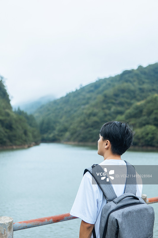 一个亚洲男性在欣赏自然风光图片素材