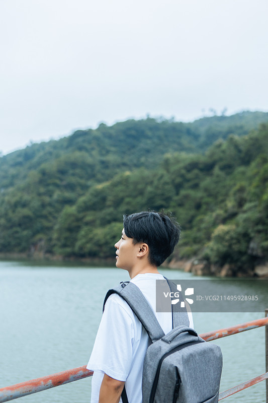 一个亚洲男性在欣赏自然风光图片素材