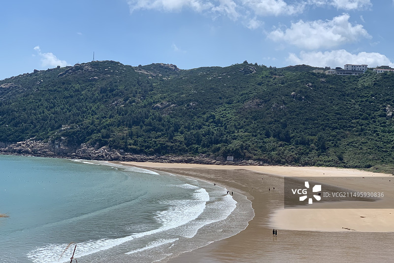 温州南麂岛大沙岙沙滩和远处的山峰图片素材