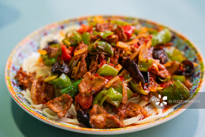 新疆美食 过油肉拌面图片素材