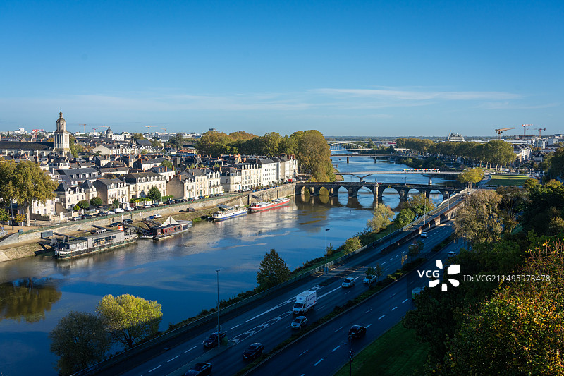 昂热城堡城墙上远观曼恩河畔图片素材