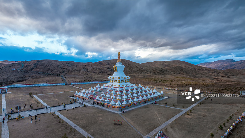 四川稻城尊胜塔林图片素材