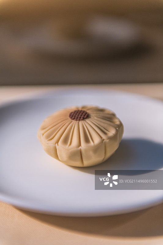 桌子上盘子里的杏仁饼特写镜头图片素材