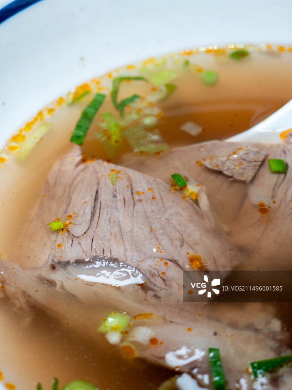 餐桌上白色餐盘里的牛肉汤图片素材
