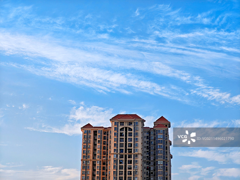 蓝天白云下的住宅建筑图片素材