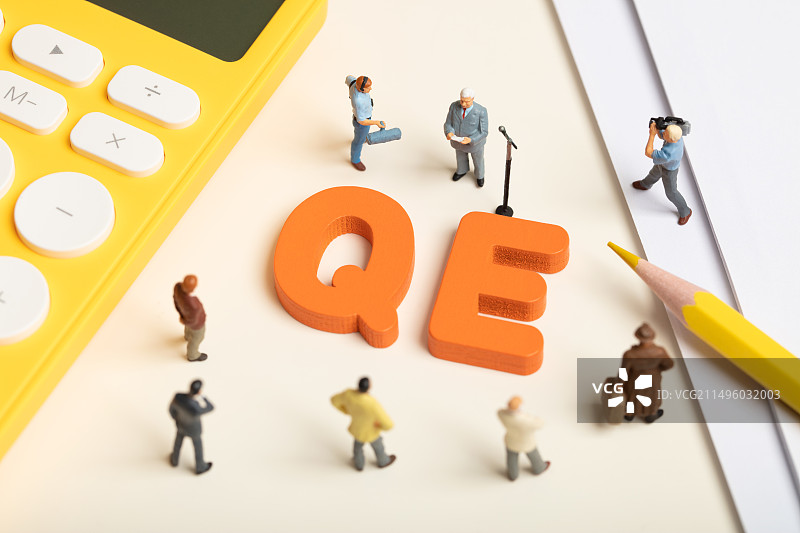 微缩创意量化宽松字母QE与关注的人群图片素材