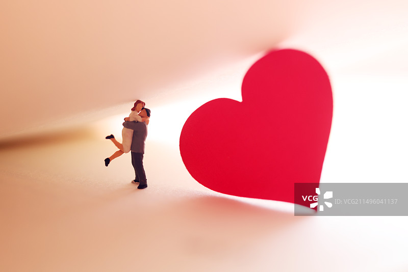 红色爱心爱情微缩创意网络情人节情侣拥抱520图片素材