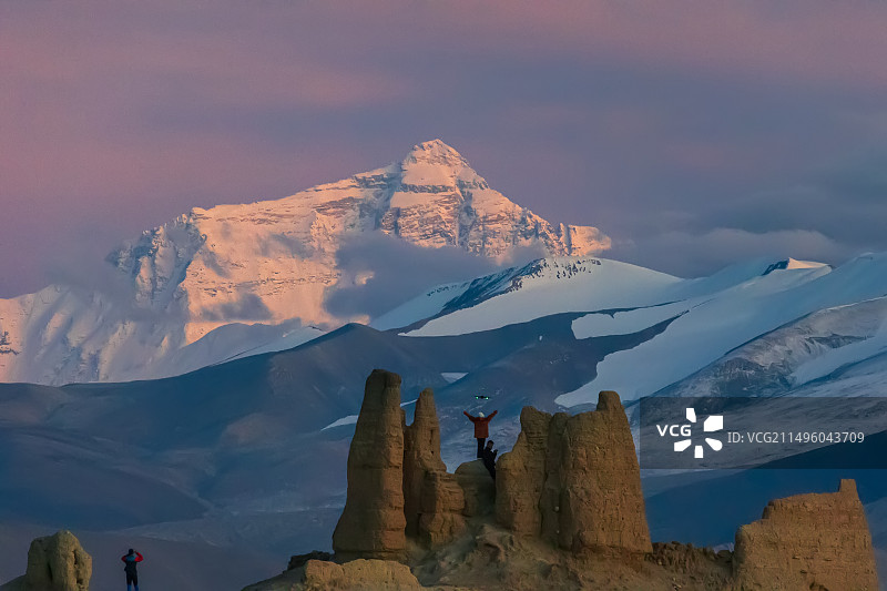 定日岗嘎镇夕阳下的珠穆朗玛峰图片素材