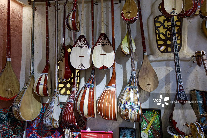 新疆维吾尔自治区乌鲁木齐市新疆国际大巴扎步行街的冬不拉乐器图片素材
