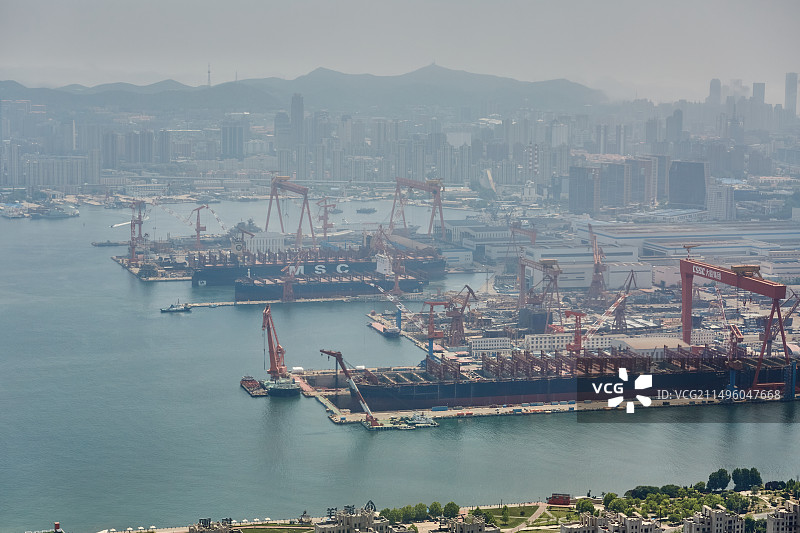 航拍大连船舶重工集团造船厂风景图片素材