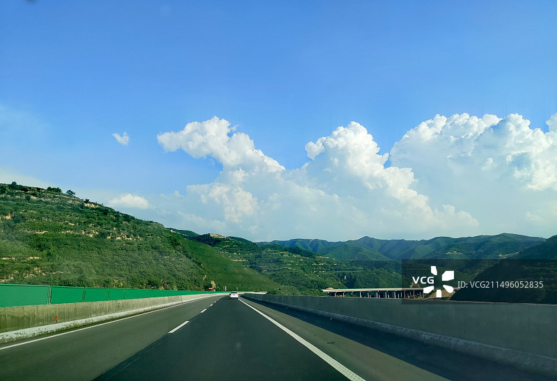 晴朗天空下的高速公路图片素材