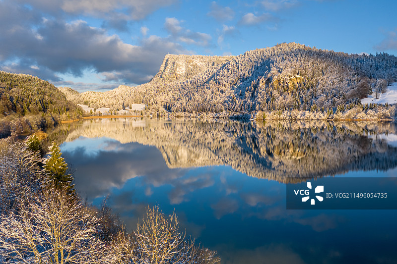 瑞士沃州汝山谷布雷内湖和瓦利翁齿峰图片素材