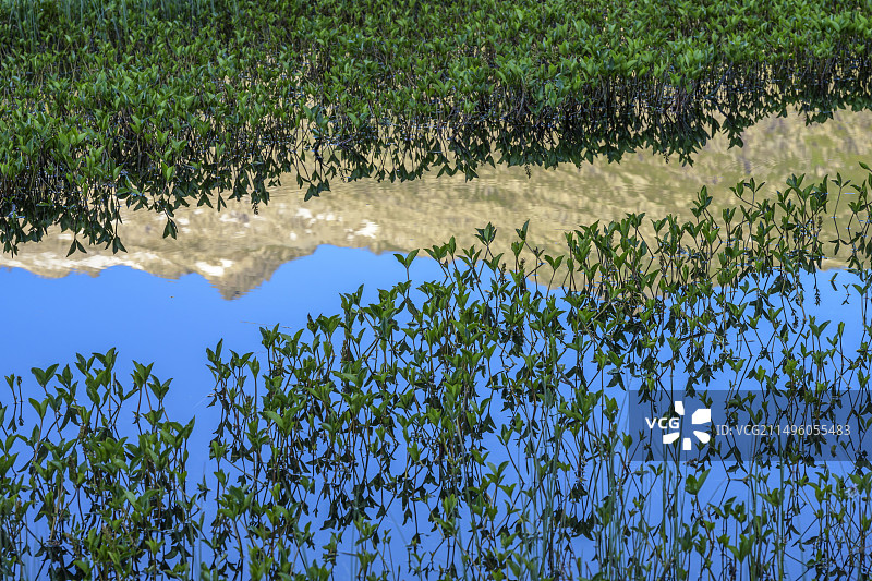 法国比利牛斯山脉巴斯湖表面的水车前图片素材