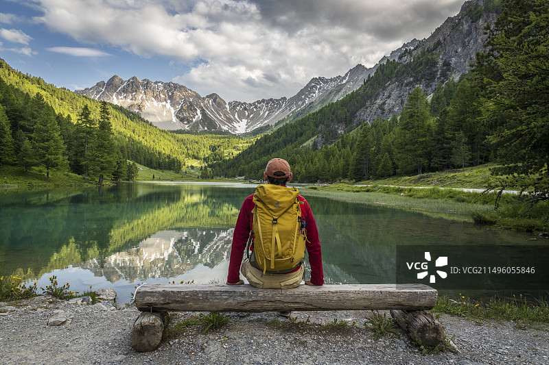 在奥尔塞雷泰湖(1927米)旁休息，法国上阿尔卑斯省图片素材