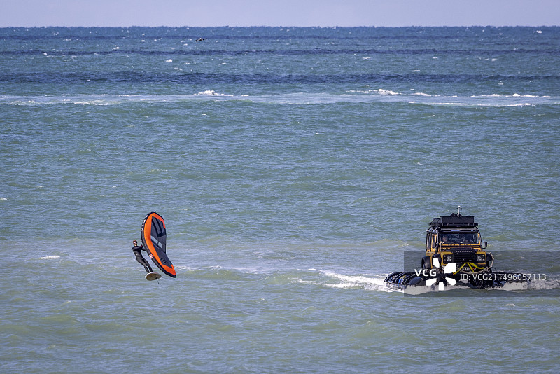 在法国加莱海峡驾驶水陆两用车、翼型风筝横渡英吉利海峡图片素材