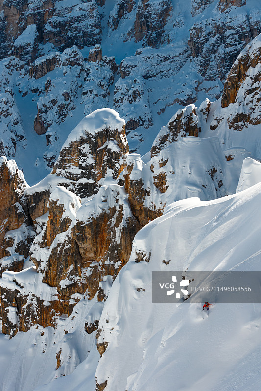 在意大利科尔蒂纳丹佩佐多洛米蒂山脉的滑雪者图片素材