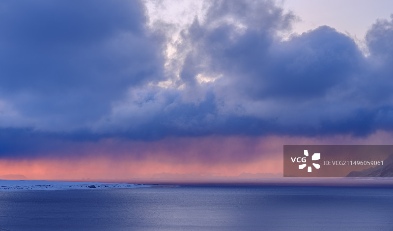 斯瓦尔巴群岛峡湾冬季日落图片素材