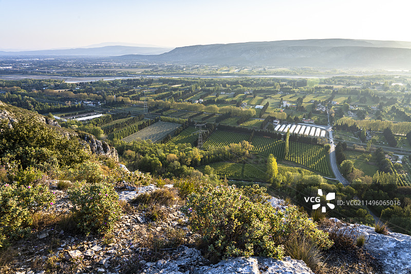 法国普罗旺斯阿尔皮耶山脉奥尔贡地区的迪朗斯河谷农业景观图片素材