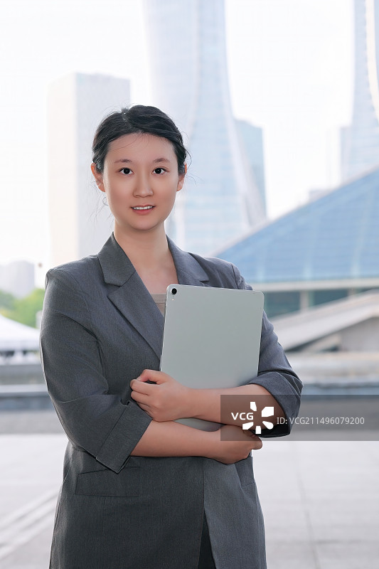 城市背景下自信的年轻职业女性图片素材