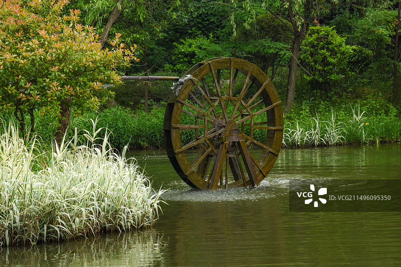 溪水河边木制水车近景图片素材