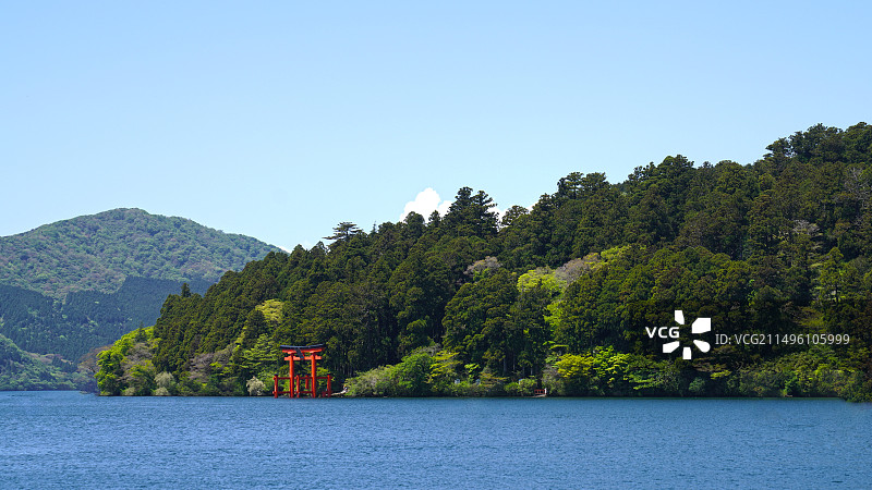 远处的红色鸟居图片素材