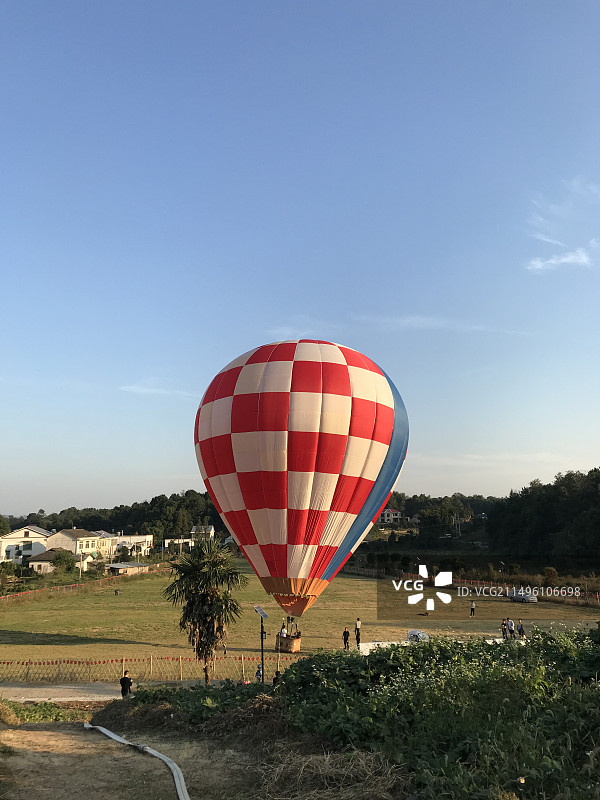 长沙县牛栏湾红色热气球高空游览图片素材