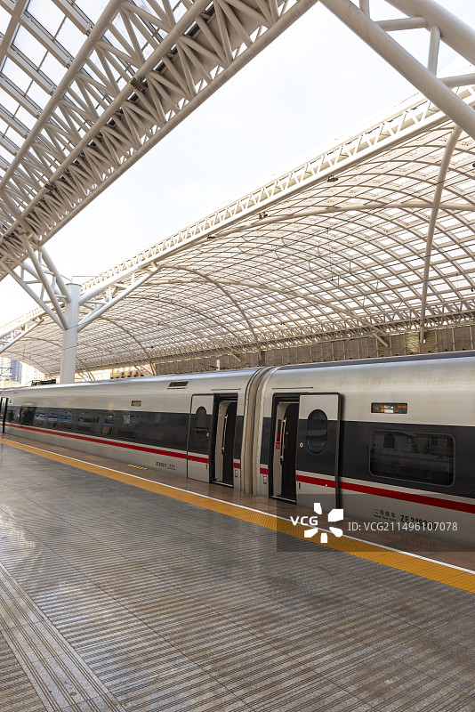 高铁火车站台车站动车组和谐号复兴号图片素材
