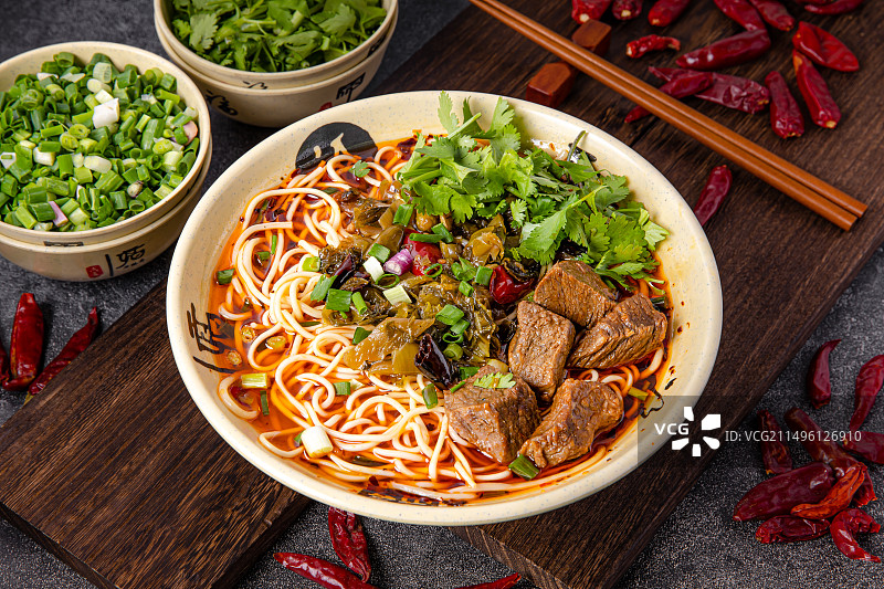 重庆酸菜牛肉小面图片素材