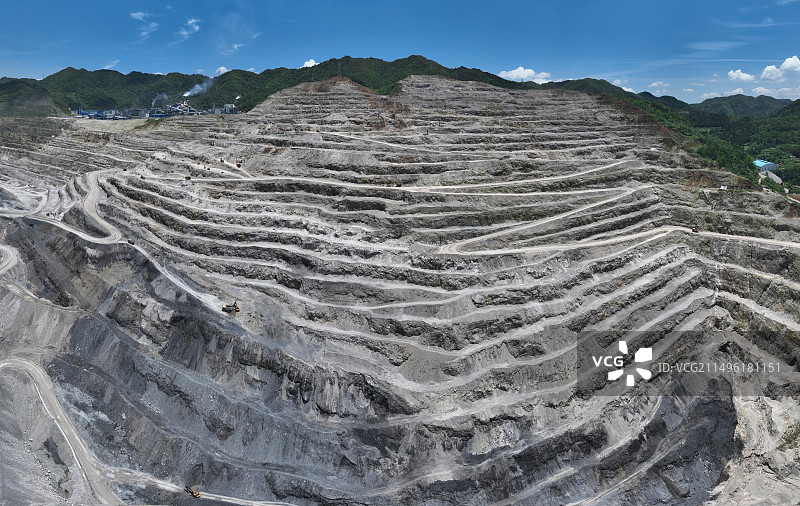 贵州瓮福磷矿巨大釆矿天坑，挖出中国人的决心为粮食增产提供优质肥料图片素材