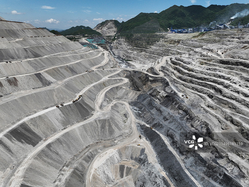 贵州瓮福磷矿巨大釆矿天坑，挖出中国人的决心为粮食增产提供优质肥料图片素材