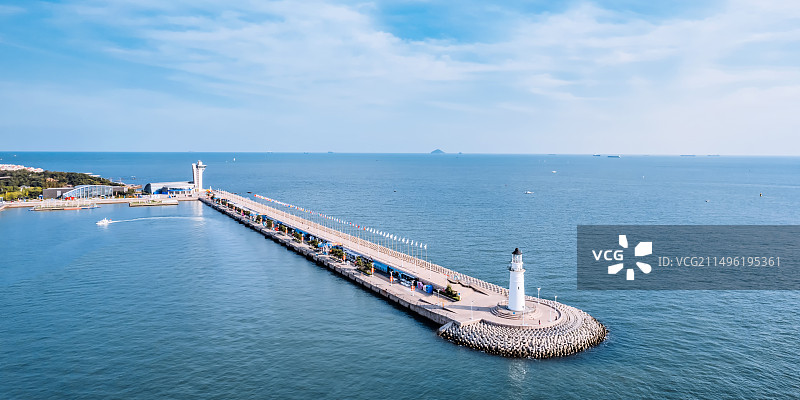 中国山东青岛情人坝灯塔风光图片素材