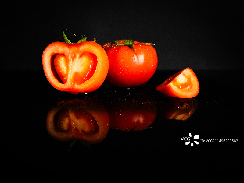 暗背景的西红柿图片素材
