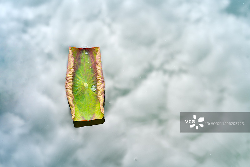 天空中的一叶孤舟图片素材